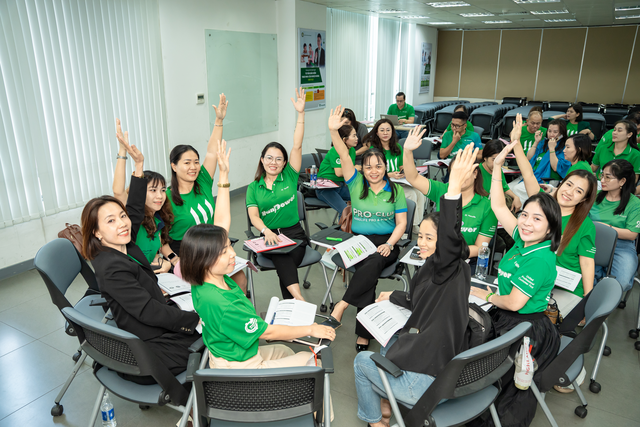 Các hoạt động thực hành nhóm và thảo luận tình huống diễn ra sôi nổi. Ảnh Huệ Ngọc