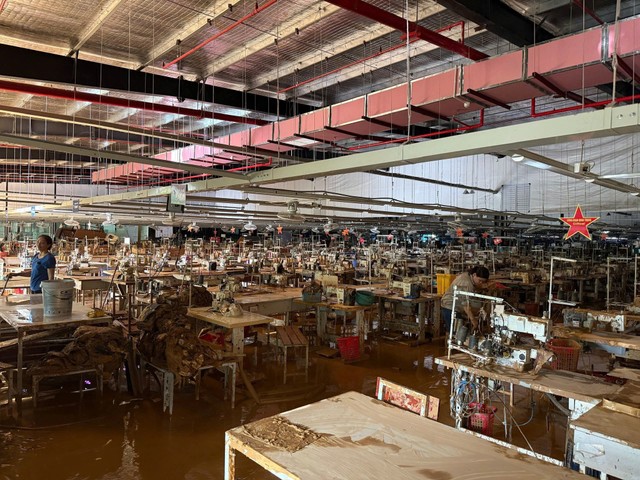 Một nhà máy bị thiệt hại tài sản máy móc do bão lũ