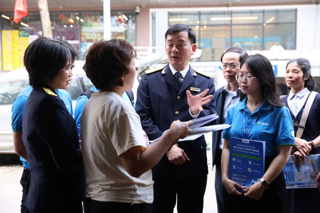 Cán bộ Thuế TP. Hà Nội hướng dẫn người nộp thuế kê khai thuế.