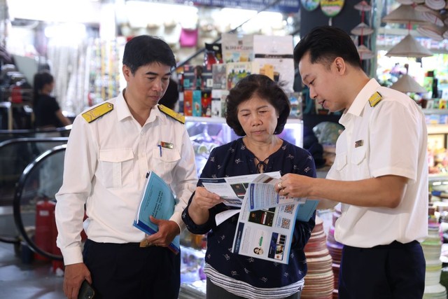 Công chức thuế hướng dẫn hộ kinh doanh kê khai thuế theo quy định mới.