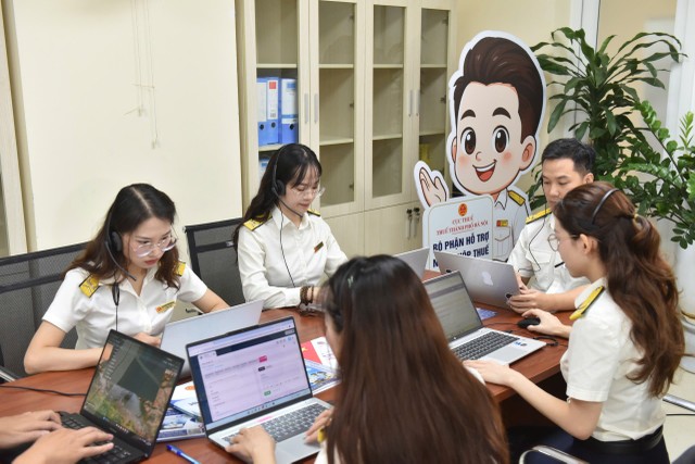 Công chức Thuế thành phố Hà Nội hỗ trợ trực tuyến người nộp thuế trên địa bàn. Công chức Thuế thành phố Hà Nội hỗ trợ trực tuyến người nộp thuế trên địa bàn.