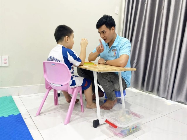 Gánh nặng chi phí cùng sự chênh lệch về cơ hội tiếp cận dịch vụ giữa các vùng miền đang là rào cản lớn nhất đối với công tác chăm sóc, phục hồi chức năng cho trẻ tự kỷ Gánh nặng chi phí cùng sự chênh lệch về cơ hội tiếp cận dịch vụ giữa các vùng miền đang là rào cản lớn nhất đối với công tác chăm sóc, phục hồi chức năng cho trẻ tự kỷ