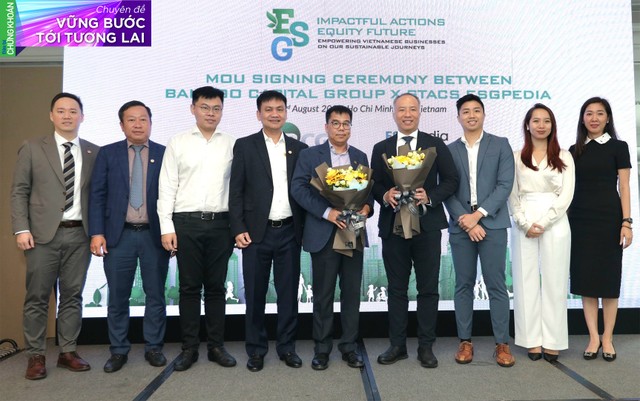 Các đại biểu chụp hình lưu niệm tại buổi lễ