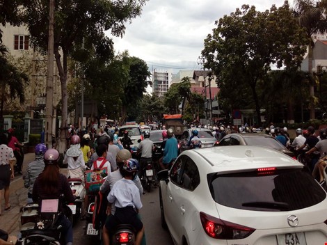 Đà Nẵng: Rào chắn làm cầu chui, tắc đường kéo dài, giao thông hỗn loạn.  ảnh 1