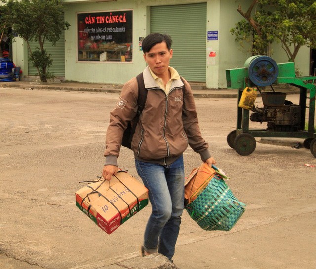 Dân đảo vượt biển vào đất liền sắm Tết ảnh 1