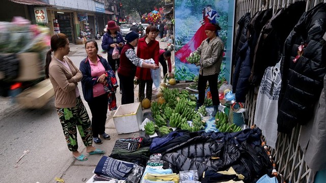 Chợ phiên giữa Hà Thành đậm chất quê giăng kín ngõ phố ảnh 1