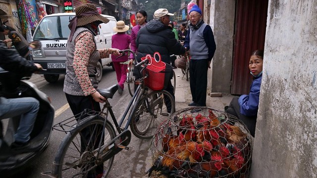 Chợ phiên giữa Hà Thành đậm chất quê giăng kín ngõ phố ảnh 2