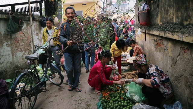 Chợ phiên giữa Hà Thành đậm chất quê giăng kín ngõ phố ảnh 7