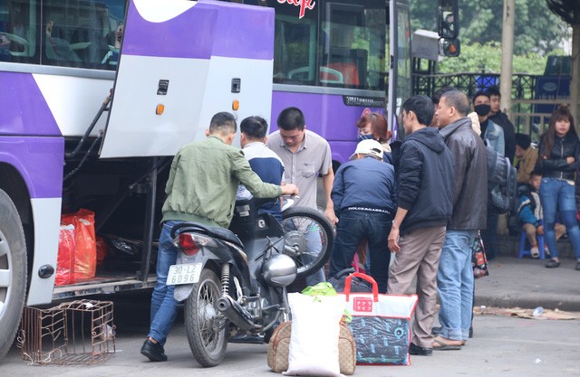 Người dân đổ về quê ăn Tết, cửa ngõ Hà Nội ùn tắc nghiêm trọng ảnh 4