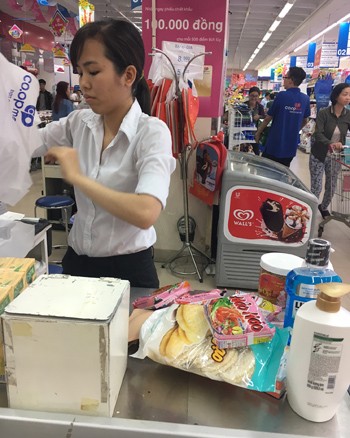 Siêu thị, chợ Sài Gòn thưa khách ngày 30 Tết ảnh 2