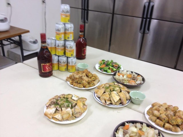 Mâm cơm tất niên 'rộn tiếng cười, rơi nước mắt' của người Việt ở Nhật ảnh 2