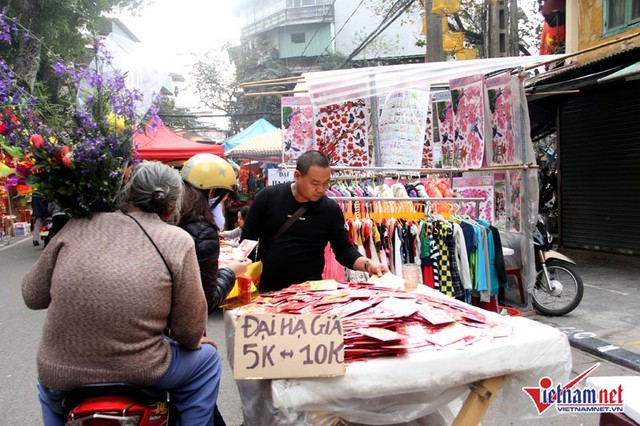 Người Hà Nội chen chân đi phiên chợ cuối cùng của năm ảnh 13