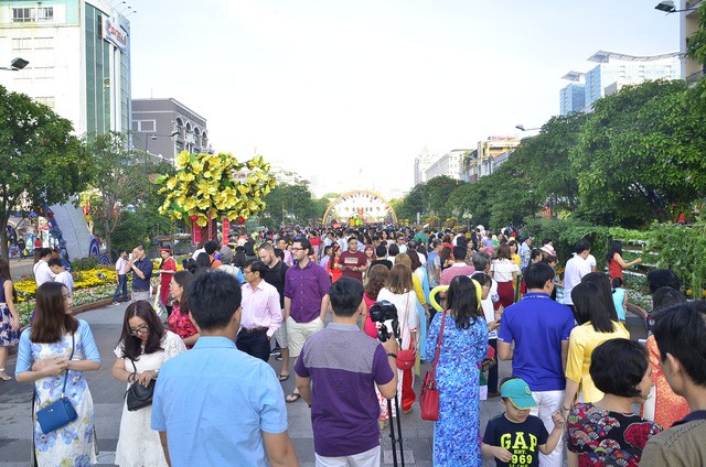 Đường hoa đông nghịt người sáng mùng 1 Tết ảnh 4