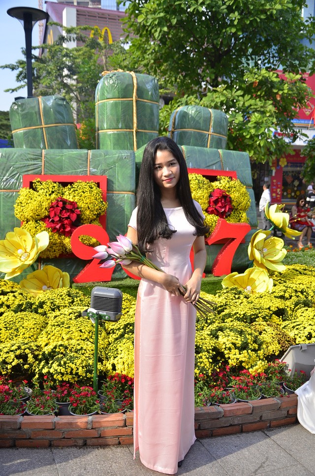 Đường hoa đông nghịt người sáng mùng 1 Tết ảnh 6