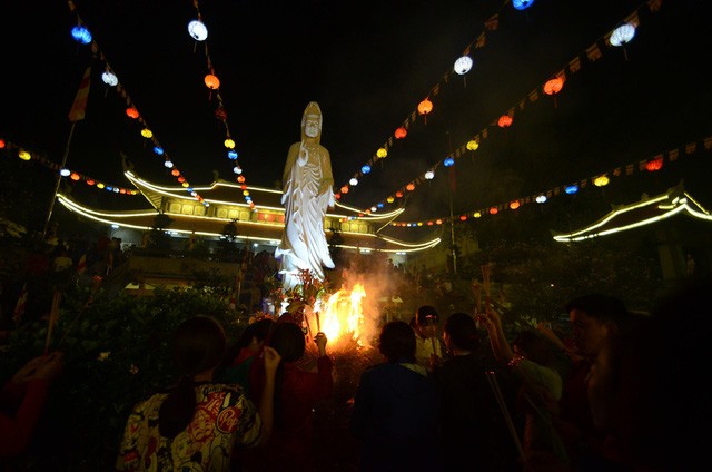 TP. HCM: Hàng ngàn người dân đến chùa xin lộc thời khắc giao thừa ảnh 13