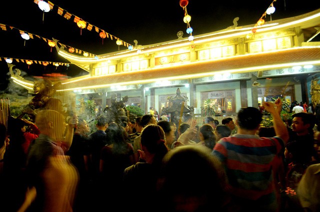 TP. HCM: Hàng ngàn người dân đến chùa xin lộc thời khắc giao thừa ảnh 15