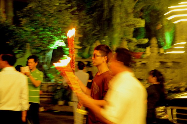 TP. HCM: Hàng ngàn người dân đến chùa xin lộc thời khắc giao thừa ảnh 1