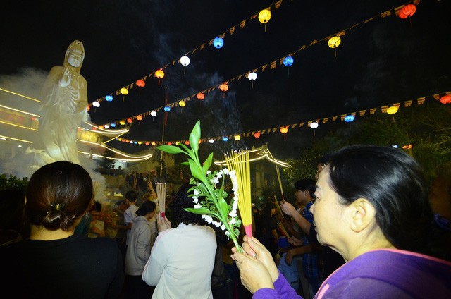 TP. HCM: Hàng ngàn người dân đến chùa xin lộc thời khắc giao thừa ảnh 3