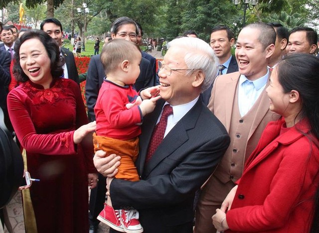 Tổng bí thư thả bộ bên Hồ Gươm ngày đầu năm mới ảnh 5