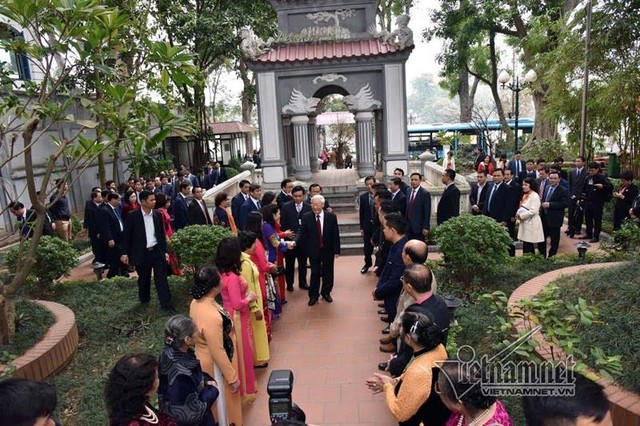 Tổng bí thư thả bộ bên Hồ Gươm ngày đầu năm mới ảnh 6