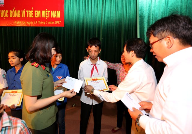 Giải golf Báo Đầu tư mang niềm vui đến với 160 em học sinh tỉnh Nghệ An ảnh 5