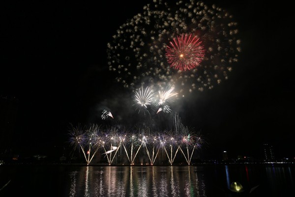 Pháo hoa Đà Nẵng: Ngẹt thở với đội Úc, bay bổng cùng đội Ý ảnh 2