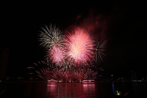 Pháo hoa Đà Nẵng: Ngẹt thở với đội Úc, bay bổng cùng đội Ý ảnh 5