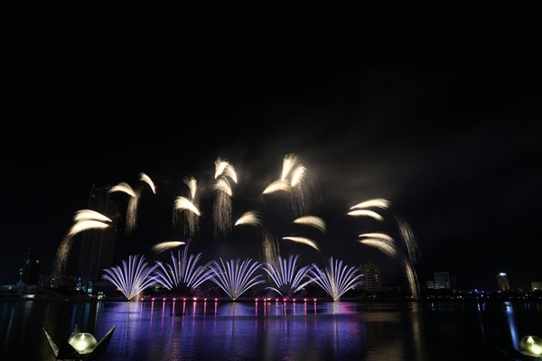 Pháo hoa Đà Nẵng: Ngẹt thở với đội Úc, bay bổng cùng đội Ý ảnh 8