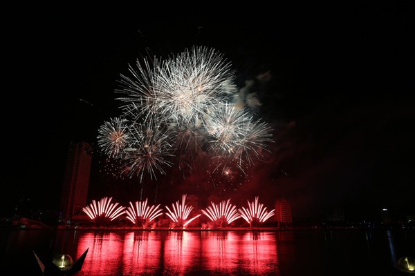 Pháo hoa Đà Nẵng: Ngẹt thở với đội Úc, bay bổng cùng đội Ý ảnh 9