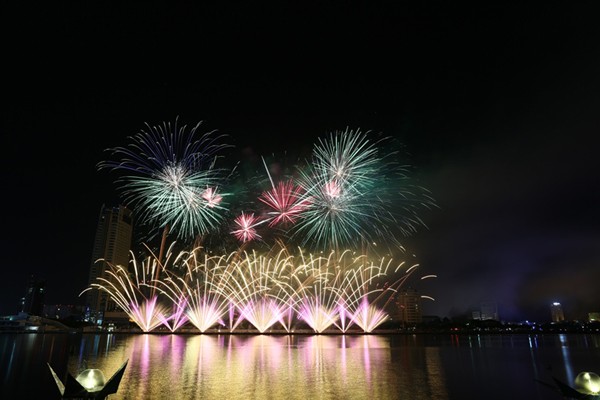 Pháo hoa Đà Nẵng: Ngẹt thở với đội Úc, bay bổng cùng đội Ý ảnh 10