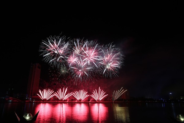 Pháo hoa Đà Nẵng: Ngẹt thở với đội Úc, bay bổng cùng đội Ý ảnh 12