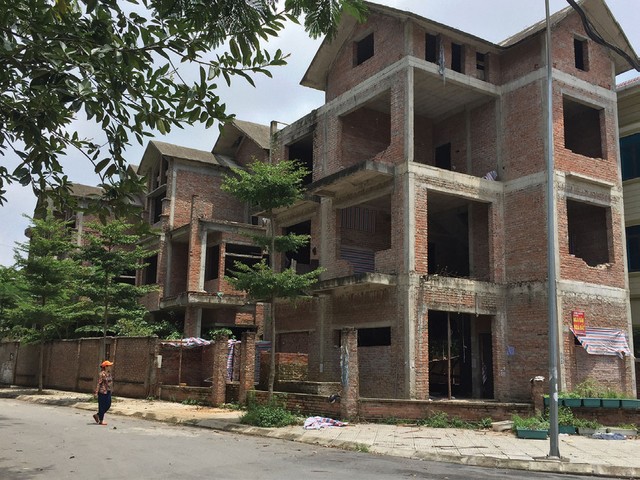 Lãng phí những căn biệt thự bỏ hoang ở Dự án nhà ở Cầu Diễn ảnh 1