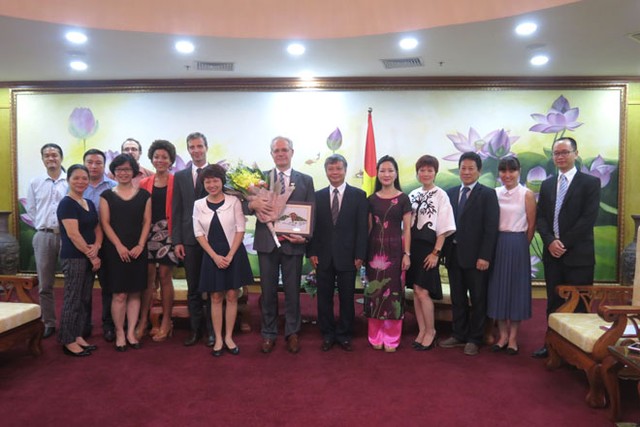 Trao Kỷ niệm chương Vì sự nghiệp ngành Kế hoạch và Đầu tư cho Giám đốc AFD tại Việt Nam ảnh 1