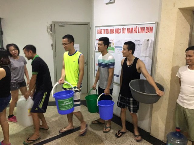 Hình ảnh người dân HUD3 Linh Đàm “rồng rắn” xếp hàng xách nước sinh hoạt ảnh 1