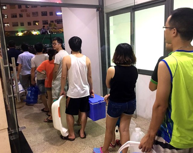 Hình ảnh người dân HUD3 Linh Đàm “rồng rắn” xếp hàng xách nước sinh hoạt ảnh 2