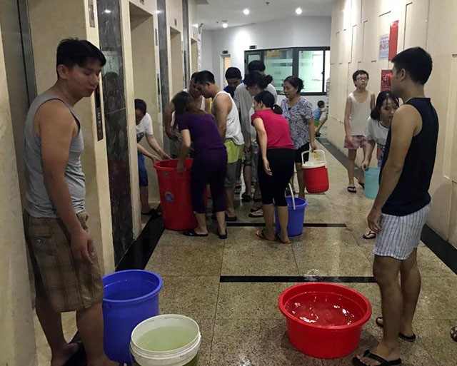 Hình ảnh người dân HUD3 Linh Đàm “rồng rắn” xếp hàng xách nước sinh hoạt ảnh 3