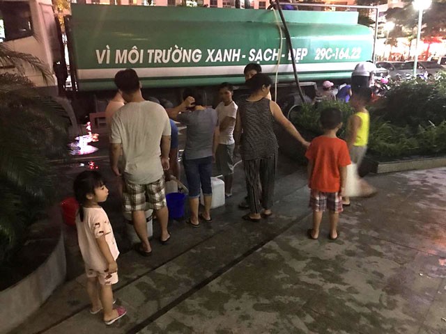 Hình ảnh người dân HUD3 Linh Đàm “rồng rắn” xếp hàng xách nước sinh hoạt ảnh 6