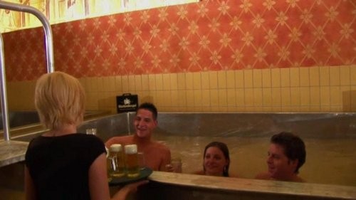 Bên trong spa bia chảy ra từ vòi tắm của giới ăn chơi ảnh 8