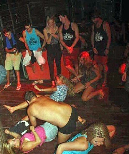 7 du khách bị trục xuất khỏi Campuchia vì ăn chơi trác táng ảnh 2