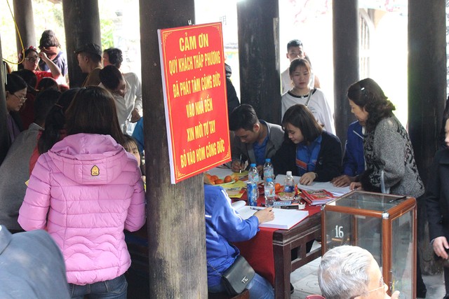 Du khách ùn ùn kéo về đền Sái cầu an đầu năm ảnh 21