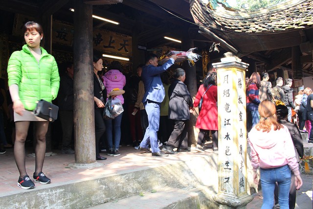 Du khách ùn ùn kéo về đền Sái cầu an đầu năm ảnh 24