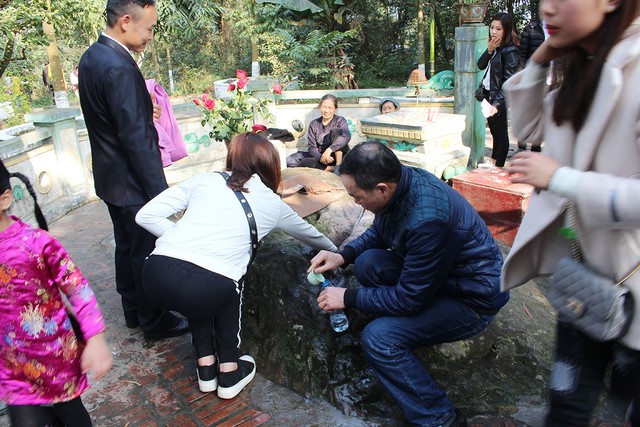 Du khách ùn ùn kéo về đền Sái cầu an đầu năm ảnh 28