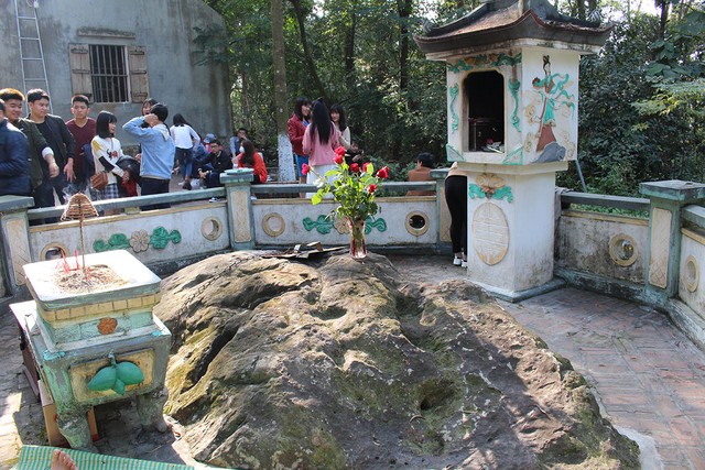 Du khách ùn ùn kéo về đền Sái cầu an đầu năm ảnh 26