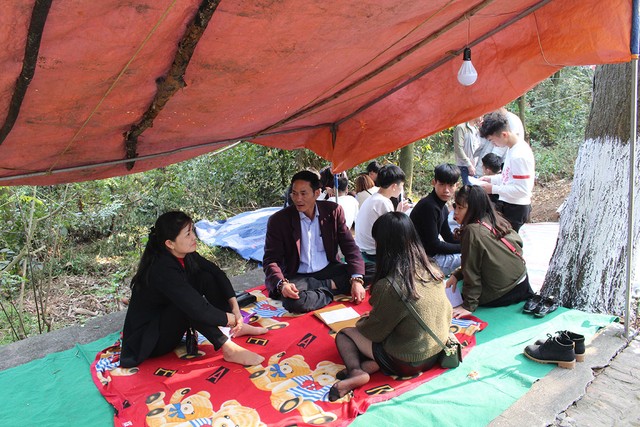 Du khách ùn ùn kéo về đền Sái cầu an đầu năm ảnh 31