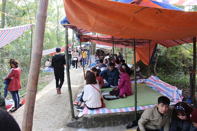 Du khách ùn ùn kéo về đền Sái cầu an đầu năm ảnh 32