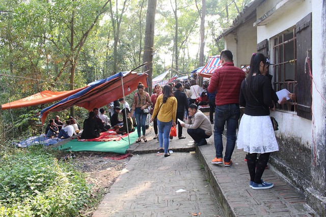 Du khách ùn ùn kéo về đền Sái cầu an đầu năm ảnh 30