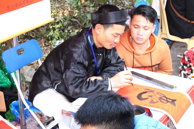 Du khách ùn ùn kéo về đền Sái cầu an đầu năm ảnh 35