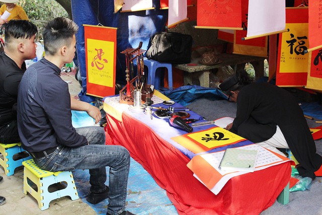 Du khách ùn ùn kéo về đền Sái cầu an đầu năm ảnh 34