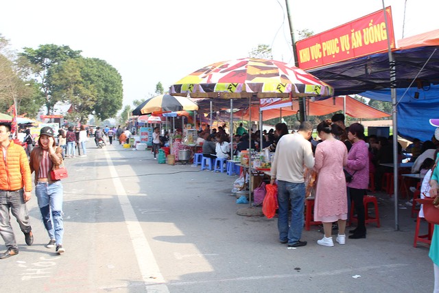 Du khách ùn ùn kéo về đền Sái cầu an đầu năm ảnh 13