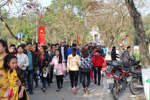 Du khách ùn ùn kéo về đền Sái cầu an đầu năm ảnh 15